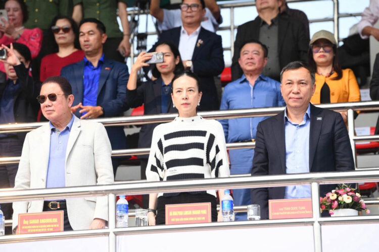 Madam Pang – Lãnh Đạo Bóng Đá Thái Lan Sang Việt Nam Xin Lỗi Về Vụ Nhầm Quốc Kỳ